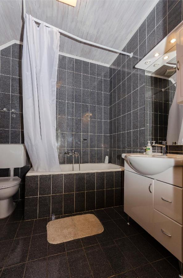 Apartment And Rooms Ema Водице Екстер'єр фото